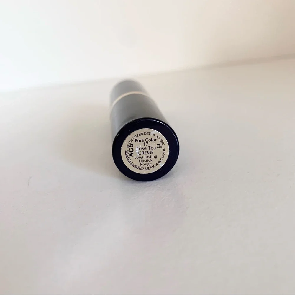 Hold New Estée Lauder mauve creme long lasting lipstick